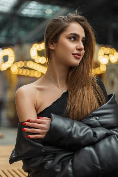 Красива Стильна Модель Молодої Жінки Модному Чорному Платті Сексуальною Одноплемінною — стокове фото