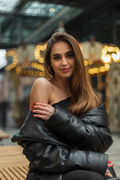 Geluk Mooie Vrouw Mode Zwart Sexy Donsjas Zit Poseert Bank — Stockfoto