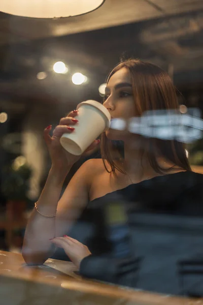 Красивая Женщина Пьет Кофе Сидит Возле Окон Кафе — стоковое фото