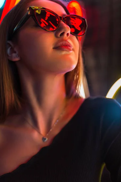 Trendig Ung Vacker Kvinna Med Mode Solglasögon Snygg Svart Klänning — Stockfoto