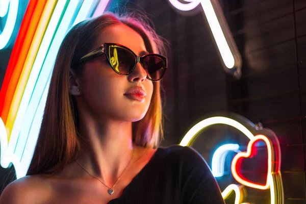 Cool Kvinnliga Trendiga Porträtt Vacker Kvinna Med Snygga Solglasögon Bär — Stockfoto