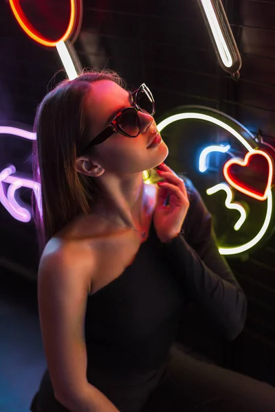 Vacker Urban Elegant Flicka Med Mode Solglasögon Svart Klänning Sitter — Stockfoto