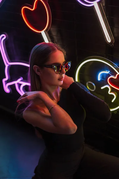 Snygg Vacker Ung Cool Kvinna Med Mode Solglasögon Trendiga Svarta — Stockfoto