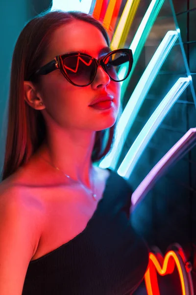 Fashionabla Vackra Modell Kvinna Med Snygga Glasögon Mode Svart Klänning — Stockfoto