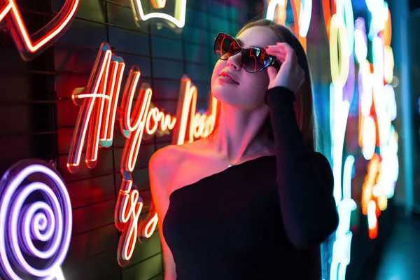 Cooles Junges Stylisches Frauenmodel Modischer Schwarzer Kleidung Setzt Sonnenbrille Auf — Stockfoto