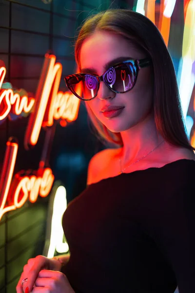 Cool Kvinnlig Natt Porträtt Vacker Ung Kvinna Modell Med Solglasögon — Stockfoto