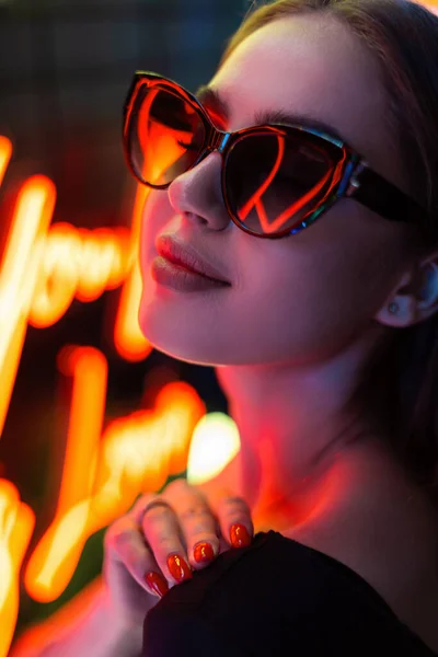 Snygga Kvinnors Nattporträtt Vacker Fashionabel Kvinna Med Coola Solglasögon Mörk — Stockfoto