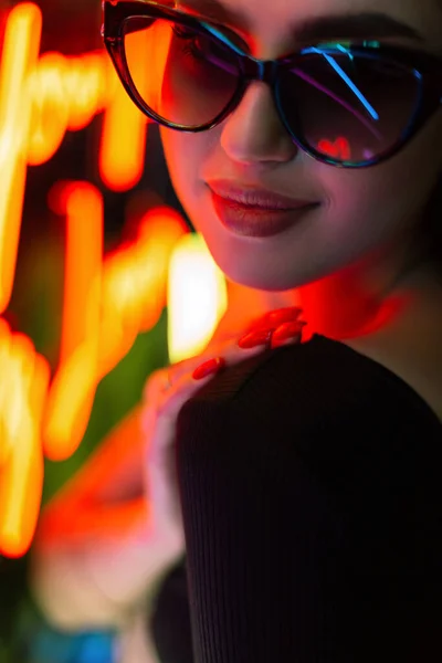 Natt Kvinnligt Porträtt Vacker Snygg Flicka Med Solglasögon Mörk Bakgrund — Stockfoto