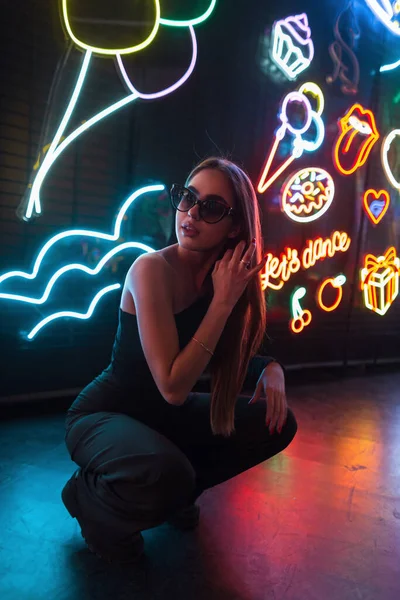 Cool Mode Söt Kvinna Modell Med Solglasögon Snygga Svarta Kläder — Stockfoto
