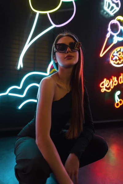 Skönhet Cool Ung Urban Flicka Med Solglasögon Bär Trendiga Svarta — Stockfoto