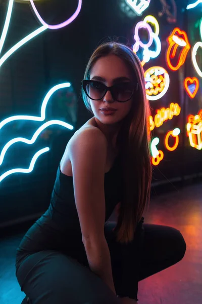 Stylish Beautiful Young Woman Fashion Black Clothes Vintage Sunglasses Sits — Stock Photo, Image