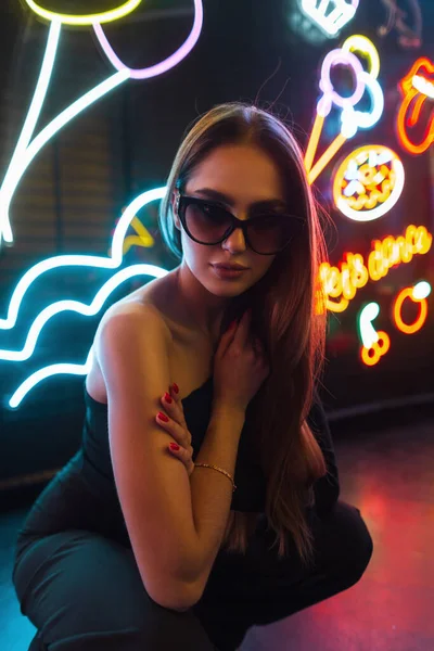 Cool Trendig Urban Vacker Kvinna Modell Med Solglasögon Och Svarta — Stockfoto