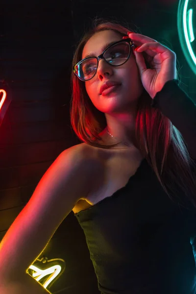 Natt Kvinnligt Porträtt Vacker Modekvinna Svart Klänning Bär Trendiga Glasögon — Stockfoto