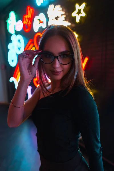 Snygg Vacker Ung Kvinna Modell Med Vintage Glasögon Mode Svart — Stockfoto