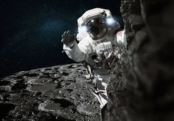 Ruimte Man Een Pak Reist Maan Klimt Bergop Kosmische Missie — Stockfoto