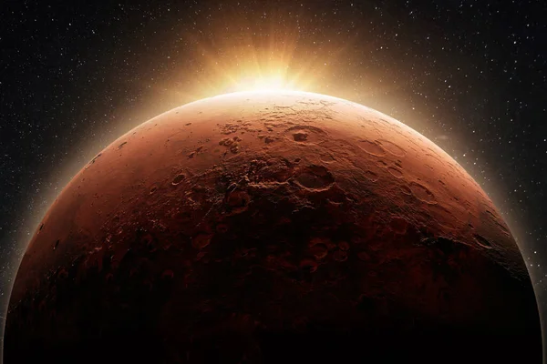 夜明けの太陽を持つクレーターと美しい赤い惑星の火星 宇宙の概念と新しい故郷の惑星 — ストック写真