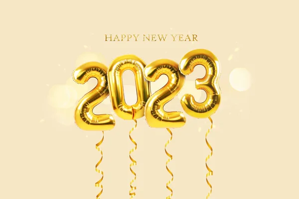带有金色缎带的2023号金色节日气球在米色背景上飞舞 上面点着彩灯 新年快乐2023 创意无限 — 图库照片