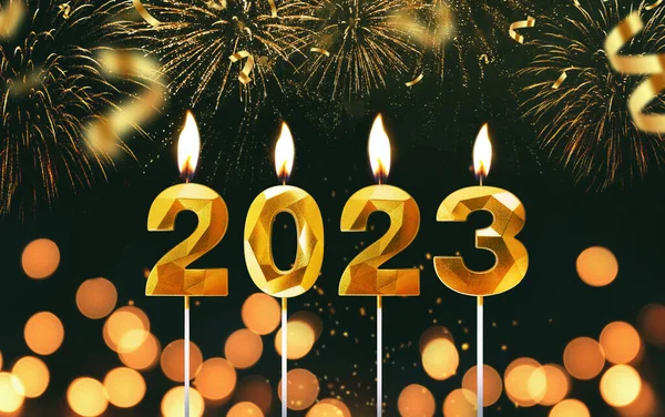 神奇的金色蜡烛2023在黑暗的背景上燃烧 点缀着金色的烟火 金色的彩霞和波克灯 新年快乐贺卡创意 — 图库照片