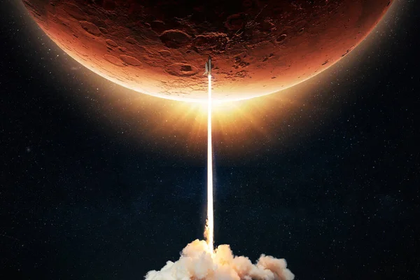 새로운 화성을 배경으로 우주로 발사되어 일몰에 우주를 기술의 우주선 륙하다 — 스톡 사진