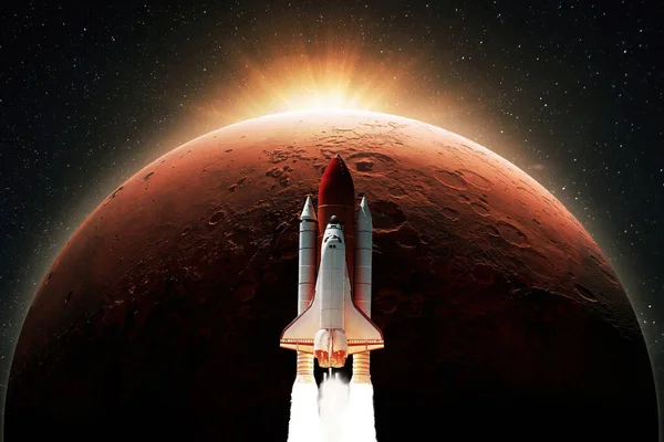 带有爆炸的航天飞机火箭带着黎明光飞向红色的地球火星 成功发射宇宙飞船 对火星的空间飞行任务 创造性 — 图库照片