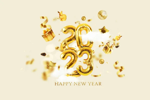 金色的气球2023带着金色的礼物 迪斯科球 兔子和云彩在米色的背景下飞翔 祝2023年新年快乐 一个有创意的想法 黄金新年奢侈卡 — 图库照片