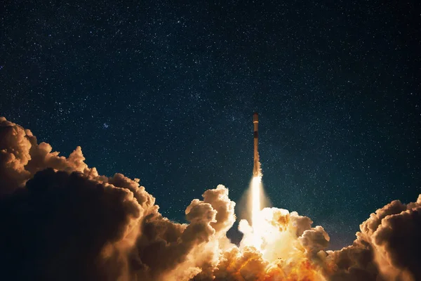 Space Rocket Successfully Takes Starry Night Sky Blast Puffs Smoke — Stock Photo, Image