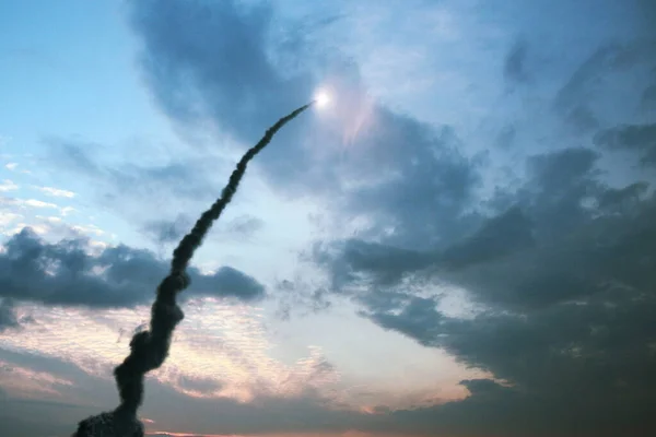 Lanzamiento Exitoso Cohete Con Rastro Humo Cielo Con Nubes Transbordador — Foto de Stock