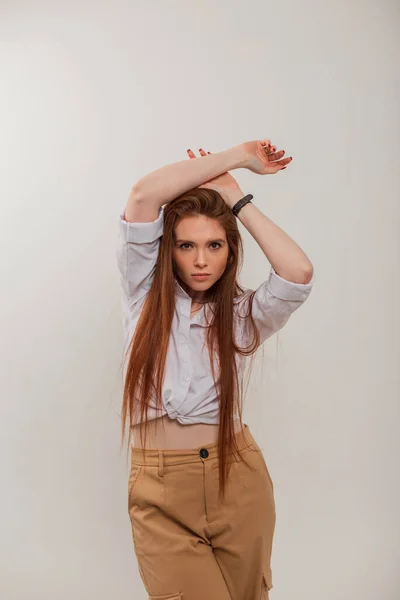Modische Schöne Rothaarige Frau Modell Mit Stilvollem Weißen Hemd Posiert — Stockfoto