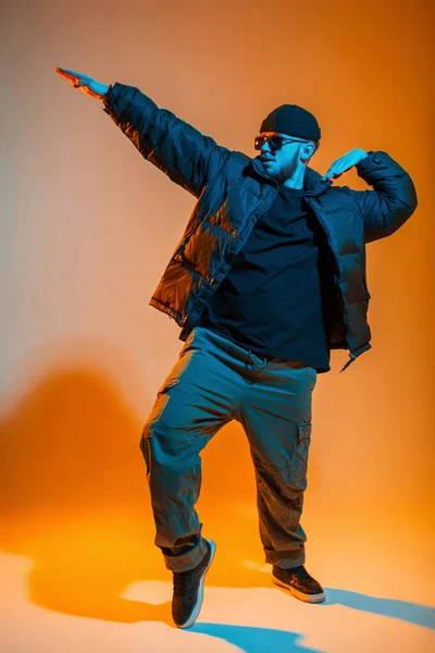 Havalı Stil Dansçısı Şapkalı Güneş Gözlüklü Siyah Ceketli Adam Sarı — Stok fotoğraf