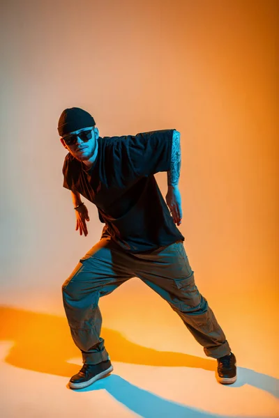 Stilig Ung Professionell Dansare Man Med Coola Solglasögon Och Mössa — Stockfoto