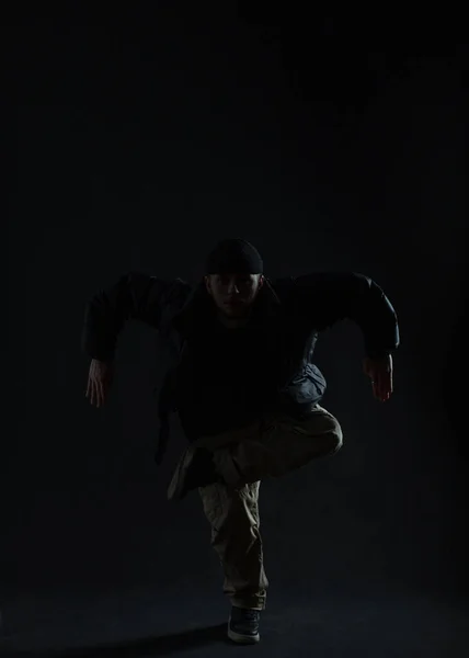 Cool Μοντέρνα Χορευτής Άνθρωπος Μαύρα Στυλάτα Ρούχα Χορεύει Στο Σκοτάδι — Φωτογραφία Αρχείου
