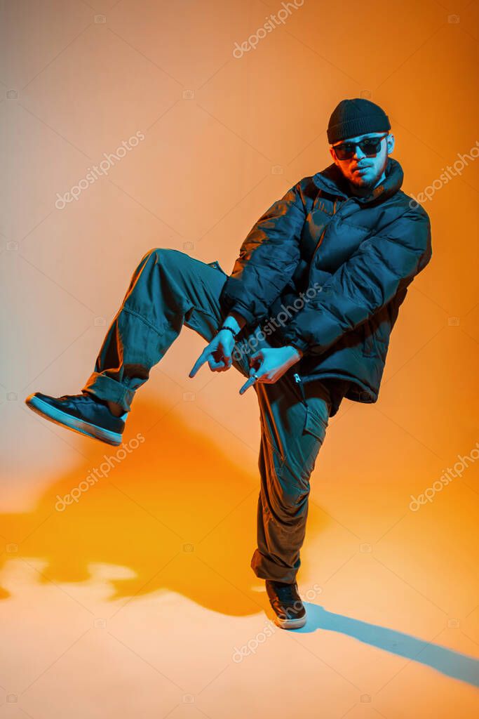 Moda Guapo Joven Bailarín Hip Hop Chico Con Gafas Sol — Foto de - Main Image