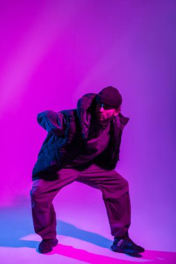 Renkli yaratıcı bir stüdyoda dans eden şık elbiseli profesyonel dansçı.