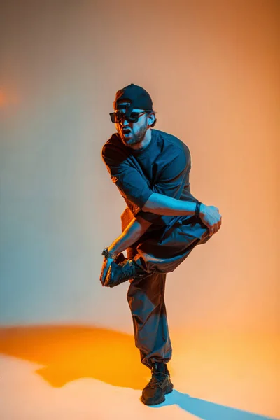 Cool Professionele Hiphop Danser Man Stijlvolle Mode Kleding Met Een — Stockfoto
