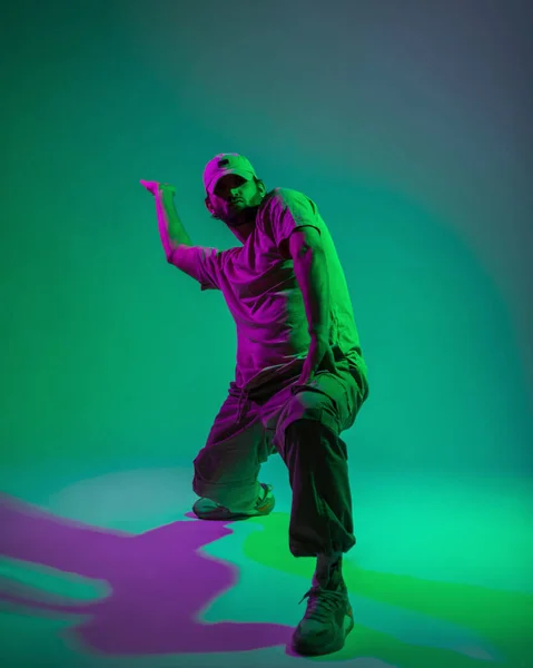 Profesyonel Erkek Dansçı Cyan Mor Işıklarla Yaratıcı Bir Stüdyoda Dans — Stok fotoğraf
