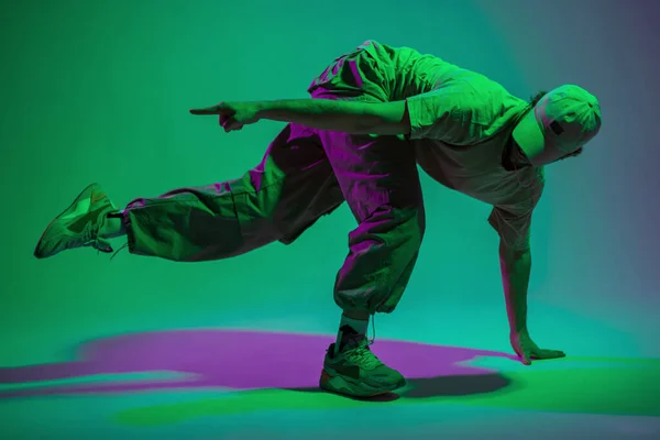 Επαγγελματίας Χορευτής Μόδας Καπέλο Κομψά Ρούχα Sneakers Χορεύουν Στο Πάτωμα — Φωτογραφία Αρχείου