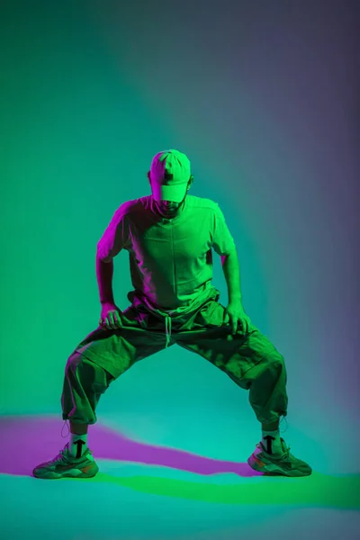 Δροσερός Δημιουργικός Χορευτής Μόδας Καπέλο Μοντέρνα Ρούχα Sneakers Χορεύουν Χρωματιστό — Φωτογραφία Αρχείου