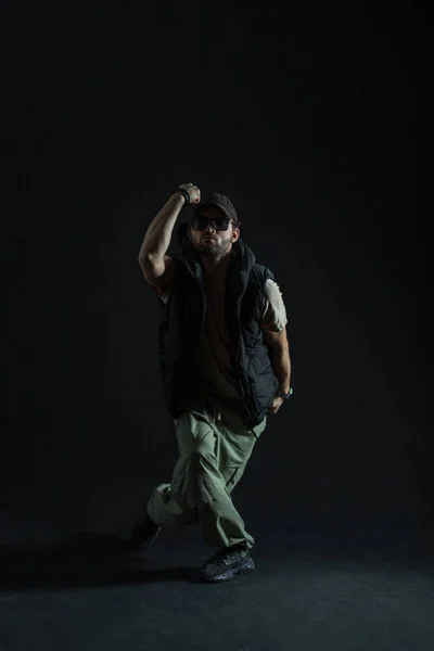 Cool Μοντέρνο Άνθρωπος Επαγγελματίας Χορευτής Κομψά Ρούχα Γυαλιά Ηλίου Χορεύει — Φωτογραφία Αρχείου