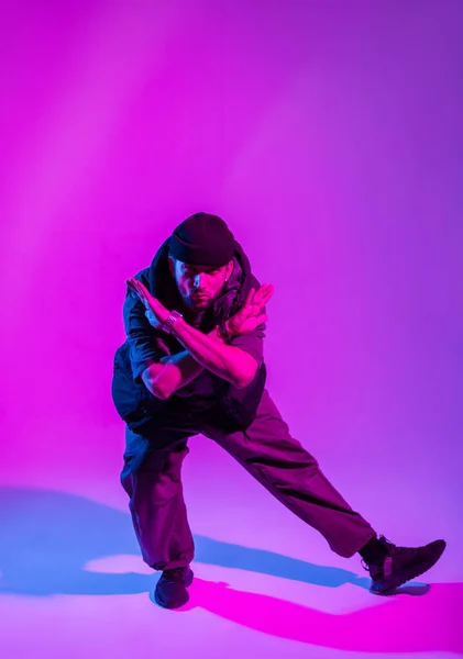 Μοντέρνος Νεαρός Όμορφος Χορευτής Κομψά Ρούχα Χορεύει Δημιουργικό Στούντιο Ροζ — Φωτογραφία Αρχείου