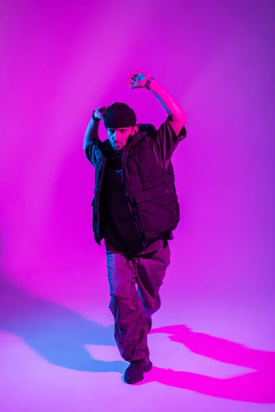 Coole Mode Professionele Danser Man Trendy Zwarte Kleding Dansen Creatieve — Stockfoto