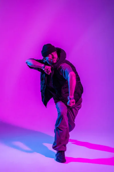 Stijlvolle Professionele Danser Man Trendy Kleding Dansen Kleur Studio Met — Stockfoto