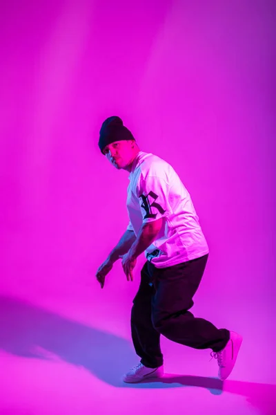 Stylový Breakdancer Muž Módním Oblečení Tenisky Tanec Studiu Růžovými Neonovými — Stock fotografie