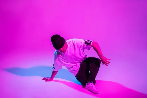 Επαγγελματική Breakdancer Άνθρωπος Χορεύει Πολύχρωμο Δημιουργικό Στούντιο Ροζ Και Νέον — Φωτογραφία Αρχείου