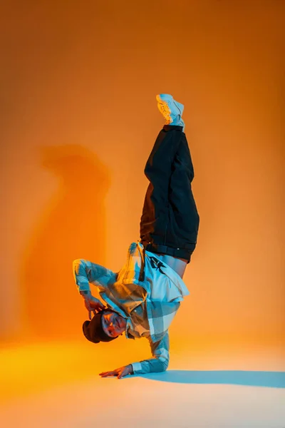 Cool Μόδα Boy Χορευτής Τύπος Μοντέρνα Ρούχα Καρό Πουκάμισο Τζιν — Φωτογραφία Αρχείου