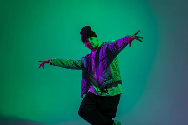 Κομψό Breakdancer Άνθρωπος Μοντέρνα Ρούχα Καπέλο Και Fashion Denim Σακάκι — Φωτογραφία Αρχείου