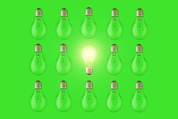 Kreativní Žárovky Leží Září Mezi Zhasnutými Žárovkami Zeleném Pozadí Horní — Stock fotografie
