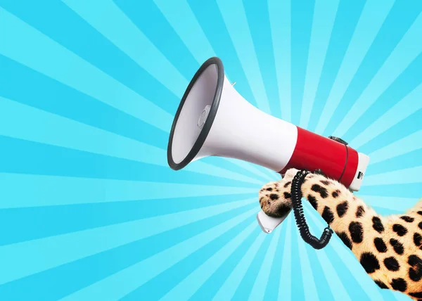 Leopard Trzyma Kolumnę Łapie Jasnoniebieskim Tle Biznes Zarządzanie Kreatywny Pomysł — Zdjęcie stockowe