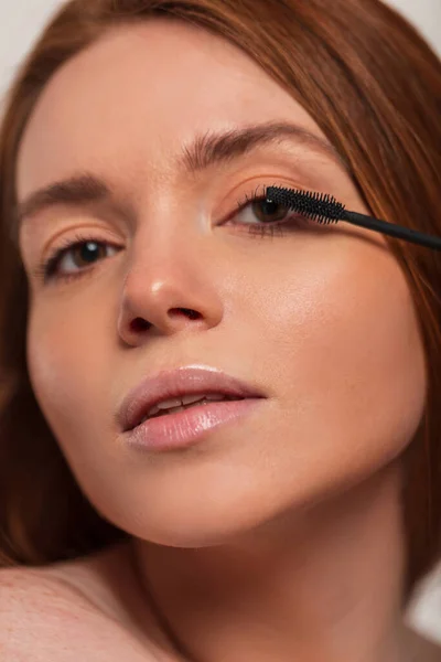 Beautiful Young Woman Paints Her Eyelashes Mascara Close Beauty Cosmetics — Stock Photo, Image