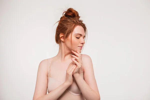 Młoda Piękna Ruda Świeża Dziewczyna Model Czystej Skóry Robi Pielęgnacji — Zdjęcie stockowe