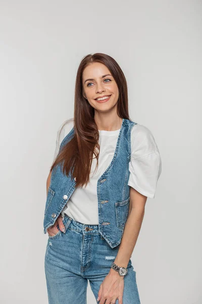 Menina Elegante Bonita Alegre Com Sorriso Moda Roupas Jeans Fundo — Fotografia de Stock